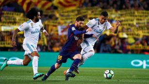 Messi intenta escaparse de la marca de Marcelo y Casemiro