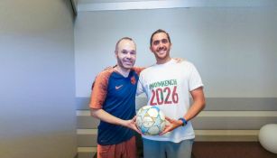 Saad Abid posa junto a Andrés Iniesta