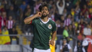 Rodolfo Pizarro festeja un gol con Chivas 