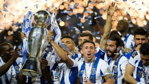 Jugadores del Porto levantan el título de Liga