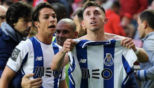 Héctor Herrera muestra la playera del Porto al anotarle a Benfica