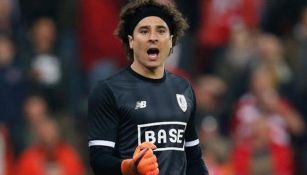 Guillermo Ochoa celebra un gol del Standard de Liege