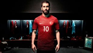 Arda Turan posa con el uniforme de Turquía