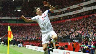  Robert Lewandowski celebra gol con Polonia