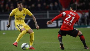 Dani Alves disputa un partido con PSG en Francia 