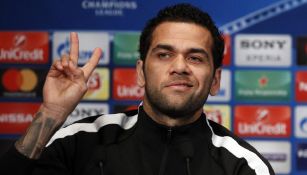 Dani Alves hace una seña durante una conferencia de prensa