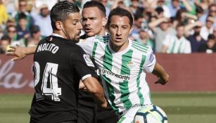 Guardado pelea un balón contra Nolito, durante el llamado Gran Derbi