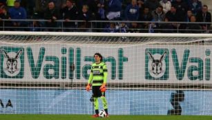 Guillermo Ochoa, en el juego entre Standard y Brujas