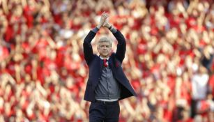  Wenger aplaude durante su despedida del Arsenal