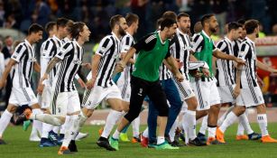 Jugadores de la Juventus celebran su séptimo título en el Oímpico