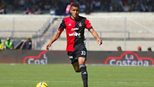 Ravel Morrison conduce un balón en un juego del Atlas 