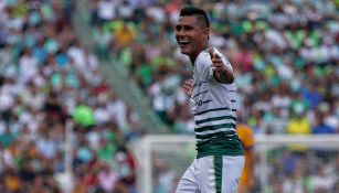 Osvaldo Martínez celebra un gol con Santos durante la Liguilla del C2018