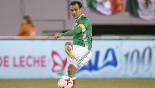 Rafael Márquez disputa un encuentro con el Tri