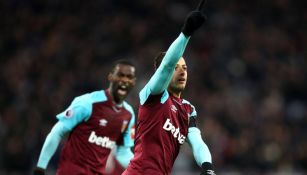 Chicharito celebra una anotación con el West Ham