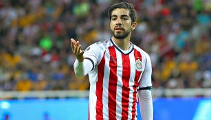 Rodolfo Pizarro en un partido de Chivas