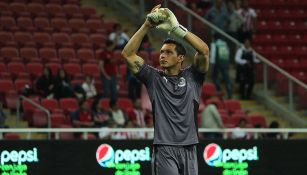 Rodolfo Cota en un partido con Chivas