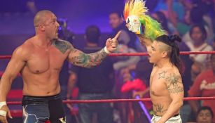 Killer Kross y Juventud Guerrera sostienen la máscara de Psycho Clown