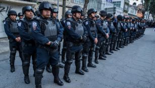 Elementos de la policía, en las afueras del Estadio Nemesio Díez