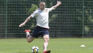 Nainggolan durante un entrenamiento con la Roma