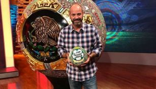 Luis García posa con un balón especial de Santos