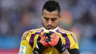 Sergio Romero se lamenta en un juego con Argentina