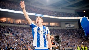 Héctor Herrera festeja luego de conquistar el título con el Porto