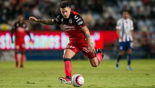 Iturbe conduce el balón en un juego de Xolos