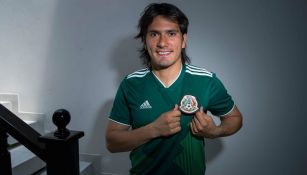 Jorge Hernández señala el escudo de la Selección Mexicana 