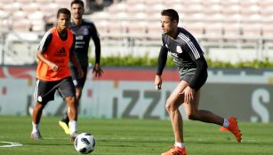 Chicharito conduce el esférico durante el entrenamiento del Tri