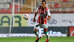 Mario de Luna conduce el esférico en un duelo con Necaxa