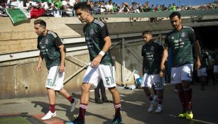 Jugadores de la Selección Mexicana saltan a la cancha del Rose Bowl