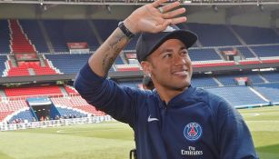 Neymar saluda a la afición del PSG 