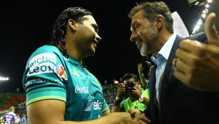 Gustavo Matosas y el Gullit Peña en fraternal saludo