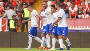 Futbolistas del Cruz Azul celebran un gol