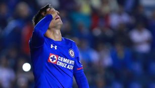 Felipe Mora se lamenta en juego con Cruz Azul