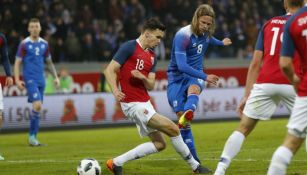 Birkir Bjarnason saca un pase ante la marca de Ole Saelne