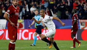 Guido Pizarro durante un partido con Sevilla