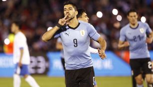 Suárez celebra una anotación con Uruguay durante un amistoso