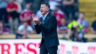 Osorio da indicaciones en el juego del Tri contra Dinamarca