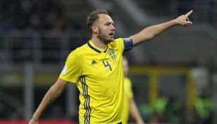 Andreas Granqvist en un partido de Suecia