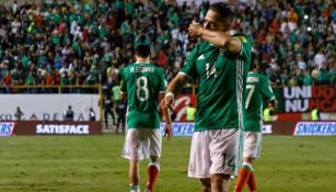 Chicharito celebra gol con el Tri