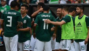 Jugadores del Tri celebran un gol en el Azteca