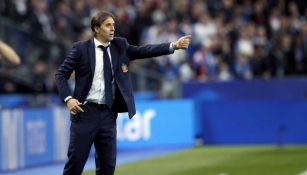 Lopetegui, da indicaciones desde el banquillo