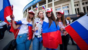 Aficionadas de Rusia en las inmediaciones del Estadio Luzhniki