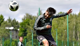 Oribe Peralta remata de cabeza en un entrenamiento del Tri