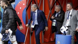 Óscar Tabarez (centro) ingresa a la cancha de la Yekaterinburg Arena 