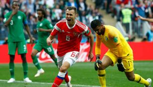 Cheryshev celebra uno de los goles en la inauguración 