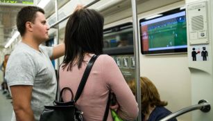 Personas ven en el Metro de Rusia el juego entre Portugal y España