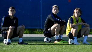 Ivan Rakitic, Luka Modric y un compañero observan entrenamiento de Croacia 