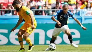 Mbappé disputa un esférico en su debut en Rusia 2018